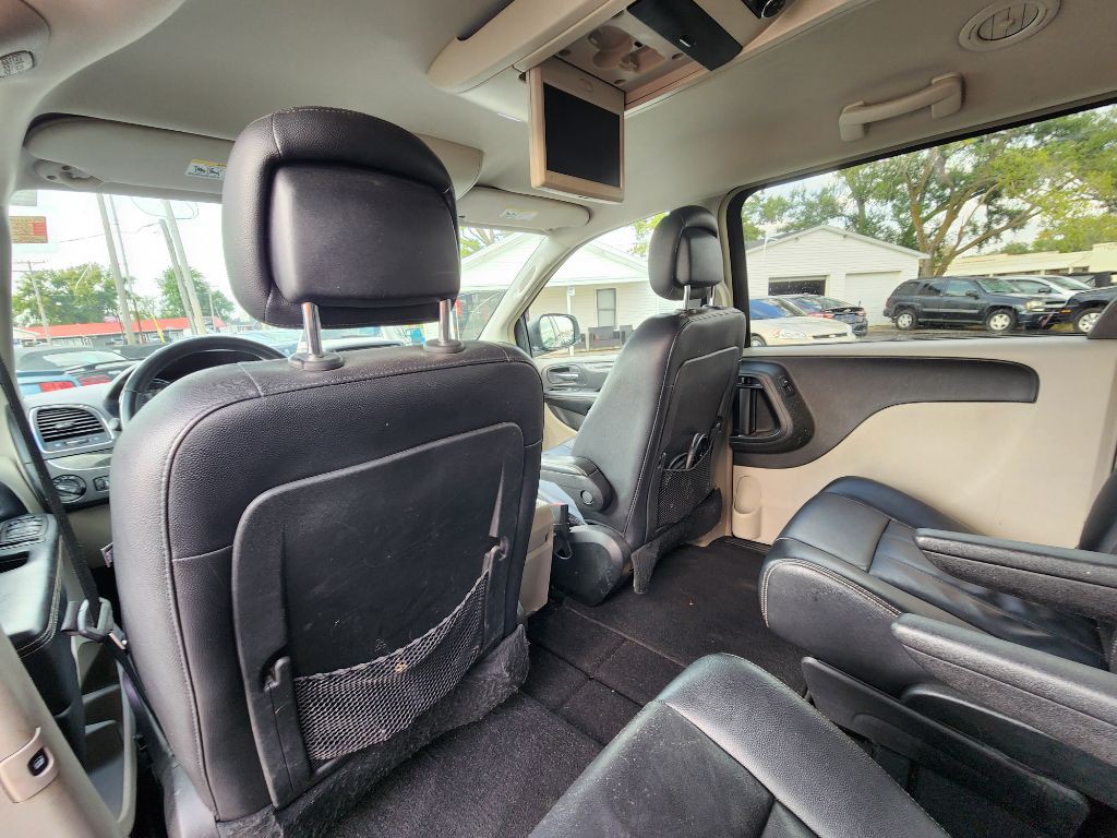 2014 Chrysler Town & Country Image 18