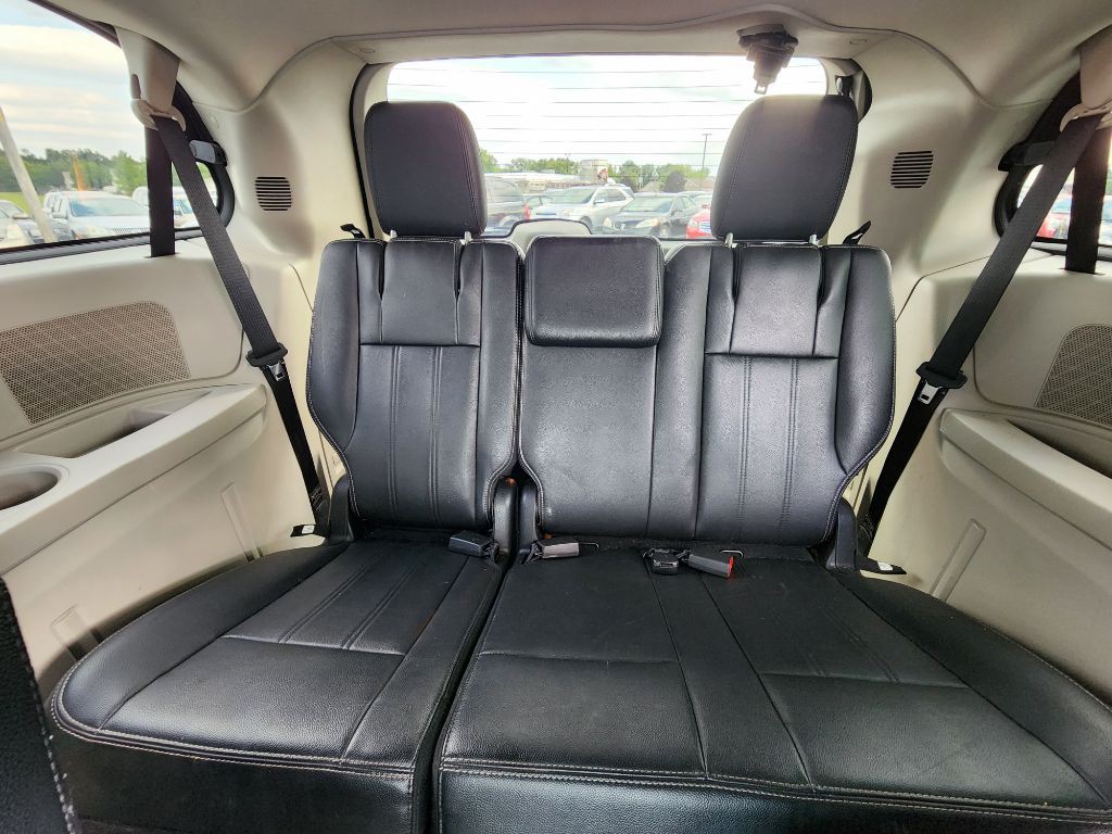 2014 Chrysler Town & Country Image 21
