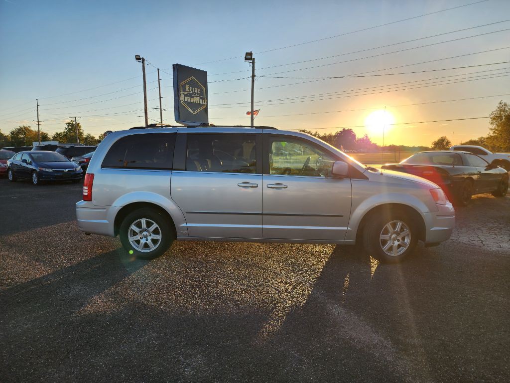 2010 Chrysler Town & Country Image 2