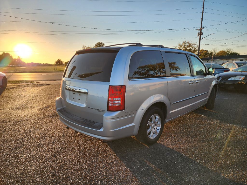 2010 Chrysler Town & Country Image 3