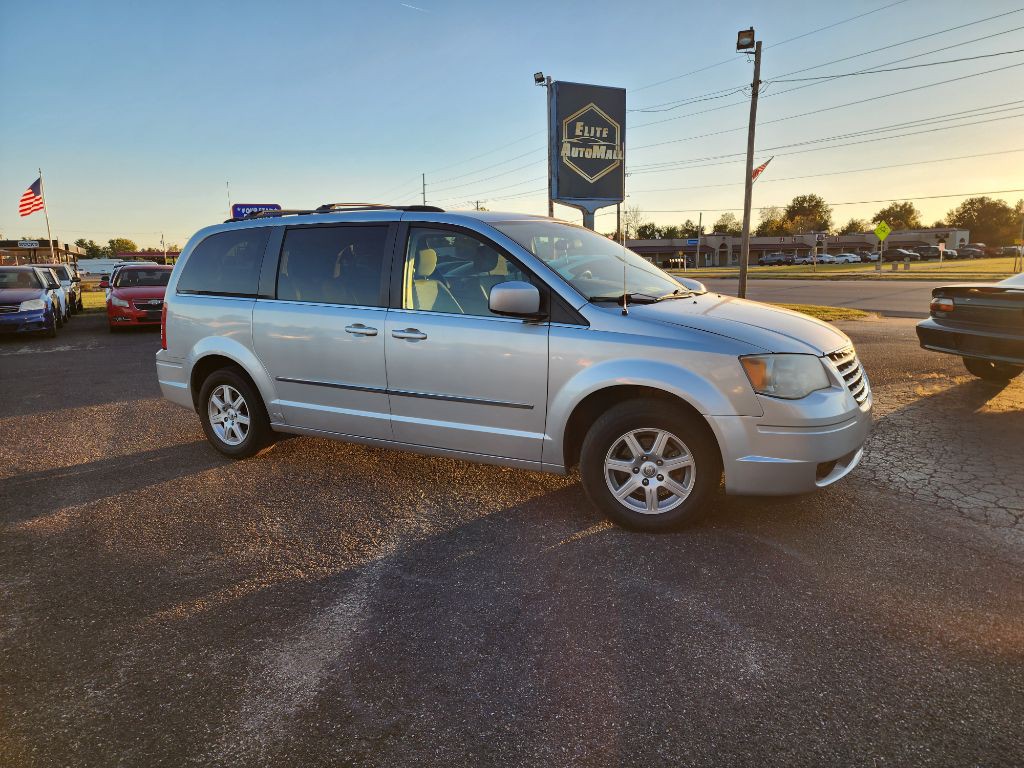 2010 Chrysler Town & Country Image 4