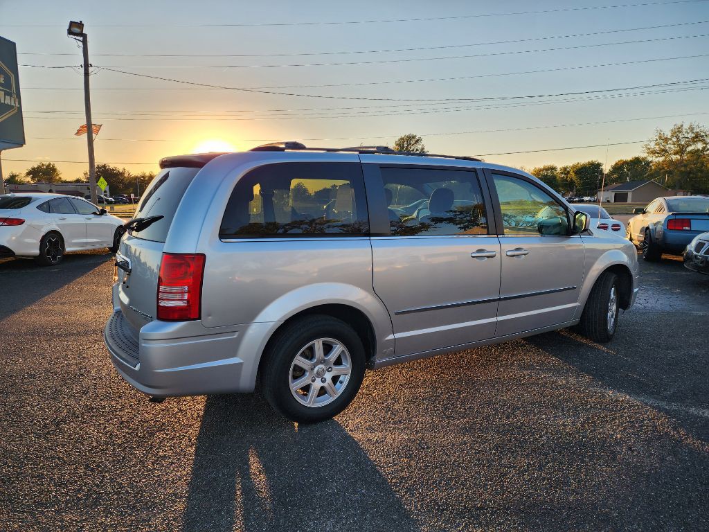 2010 Chrysler Town & Country Image 5