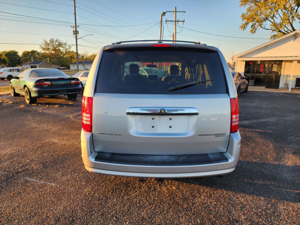 2010 Chrysler Town & Country Image 6
