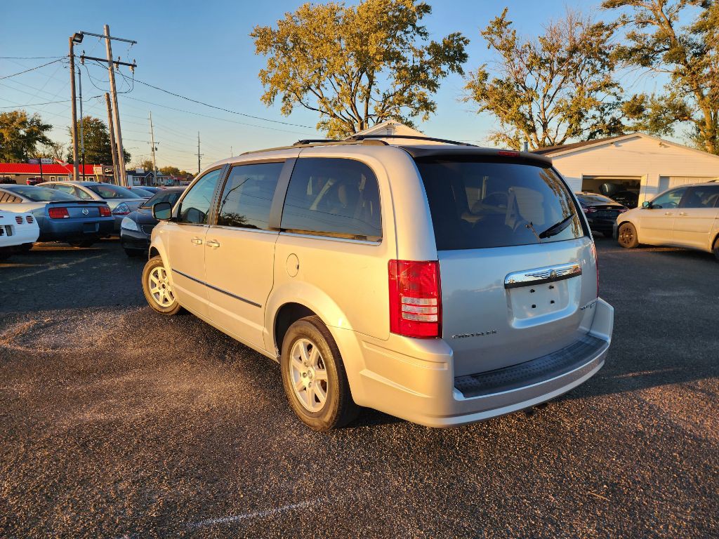 2010 Chrysler Town & Country Image 7