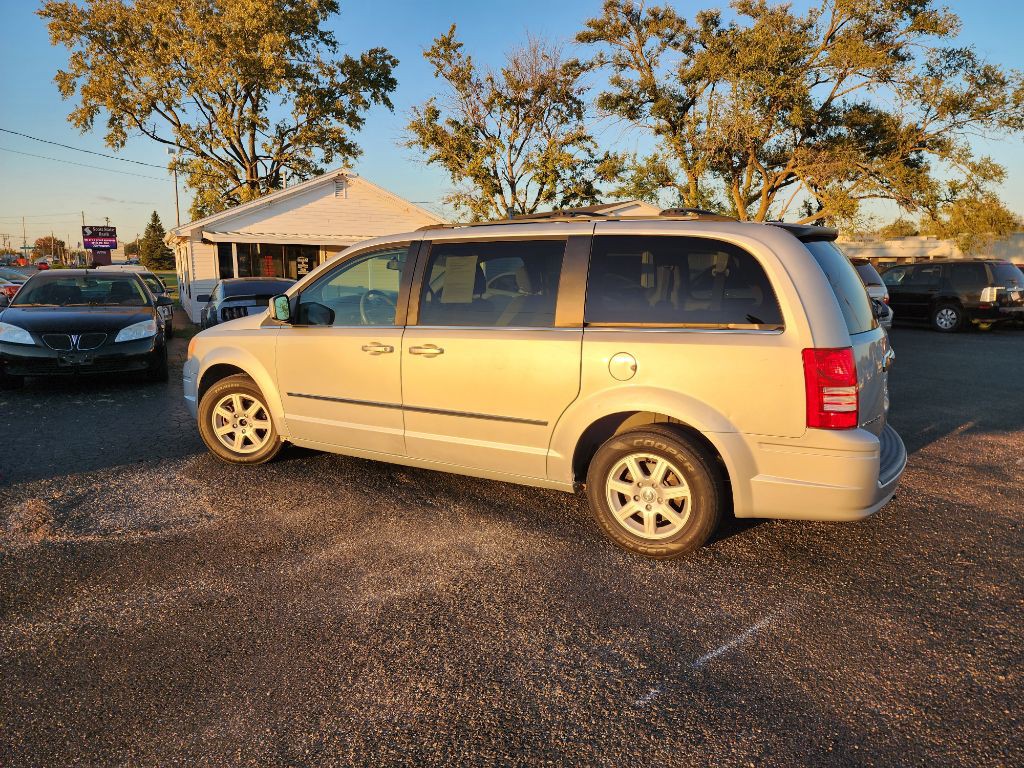 2010 Chrysler Town & Country Image 8
