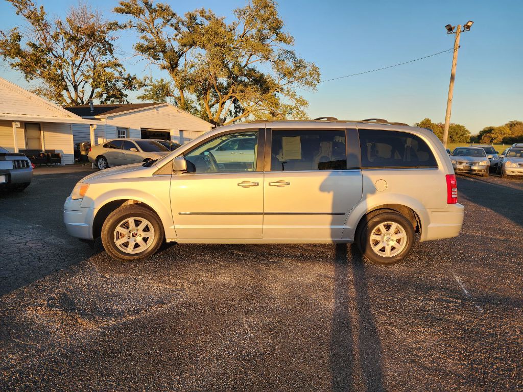 2010 Chrysler Town & Country Image 9