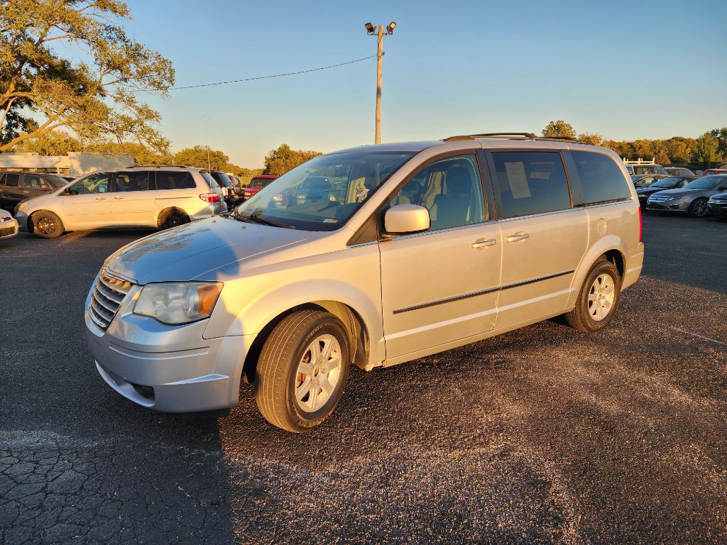 2010 Chrysler Town & Country Image 10
