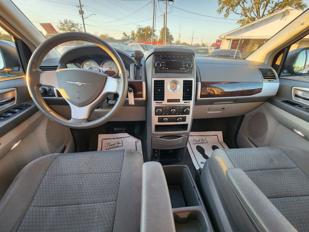 2010 Chrysler Town & Country Image 13