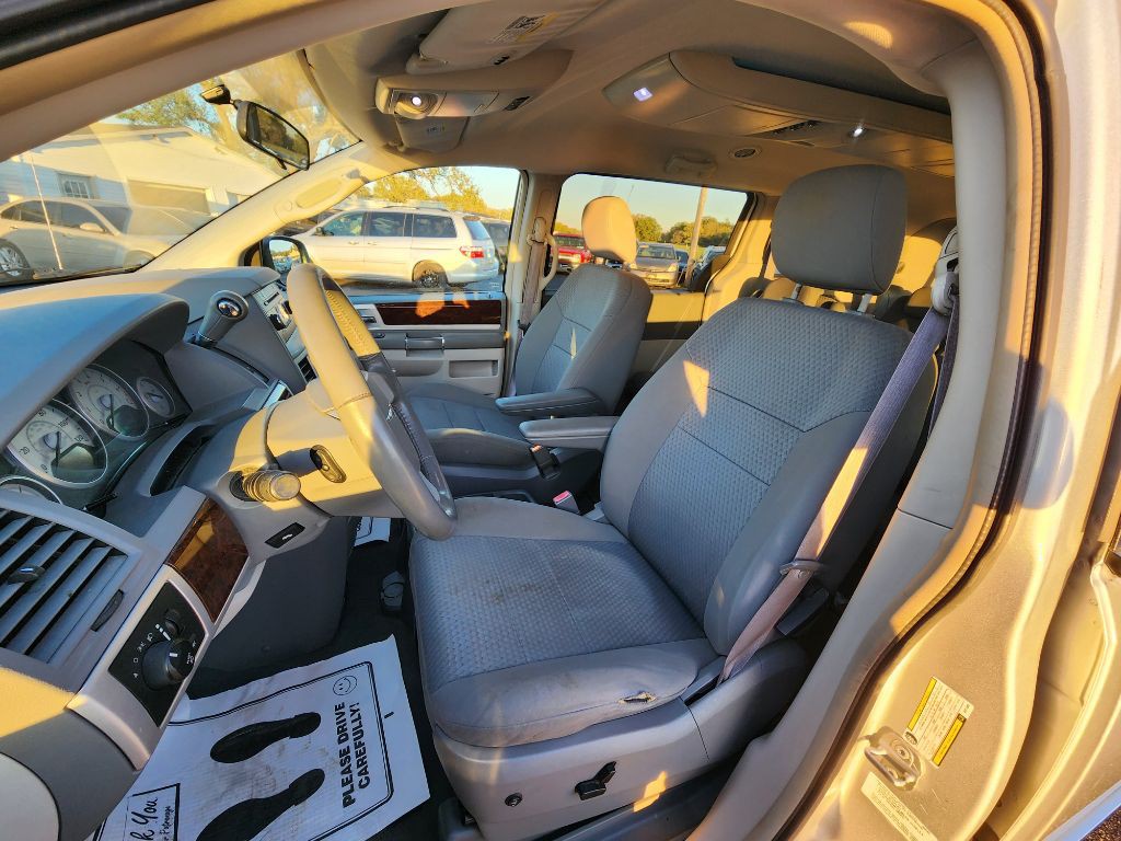 2010 Chrysler Town & Country Image 14