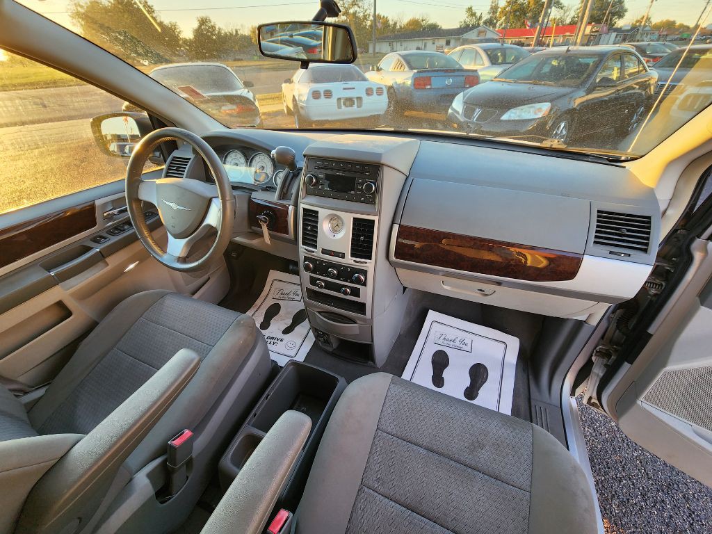 2010 Chrysler Town & Country Image 15