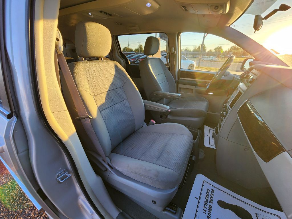 2010 Chrysler Town & Country Image 16