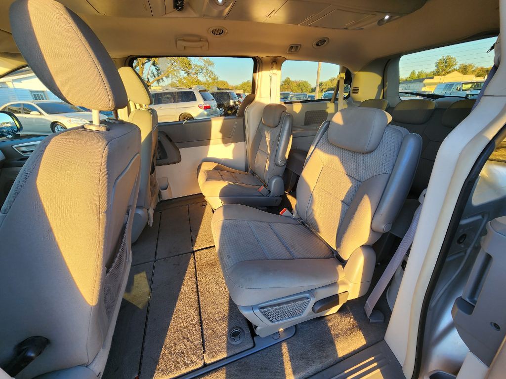 2010 Chrysler Town & Country Image 17