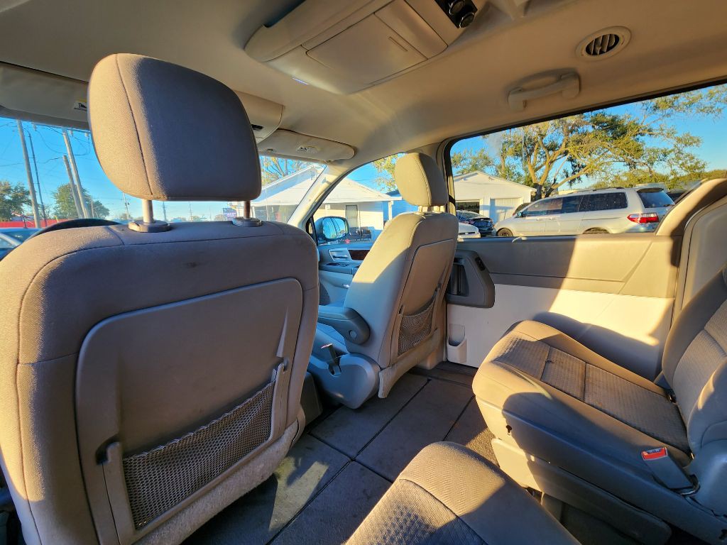 2010 Chrysler Town & Country Image 18