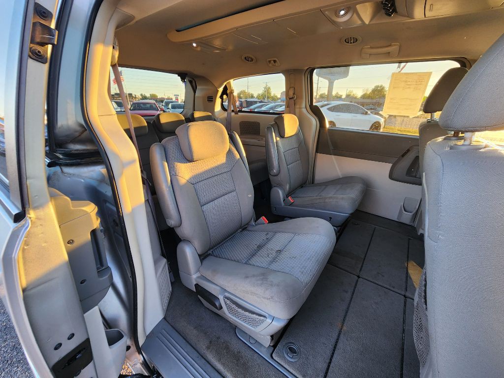 2010 Chrysler Town & Country Image 19