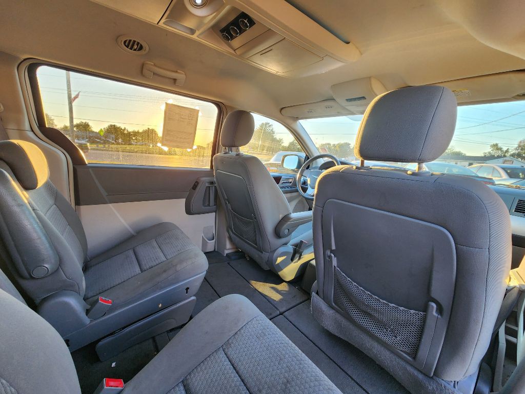 2010 Chrysler Town & Country Image 20