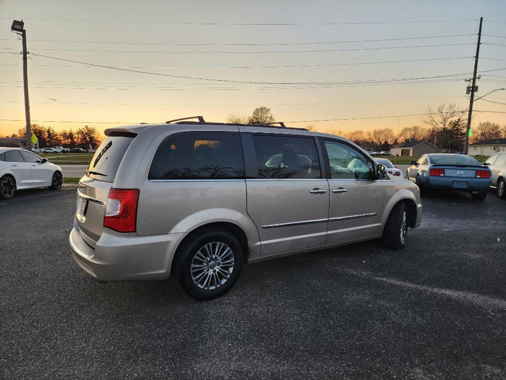 2014 Chrysler Town & Country Image 2