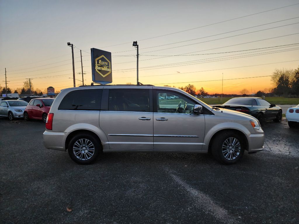 2014 Chrysler Town & Country Image 3