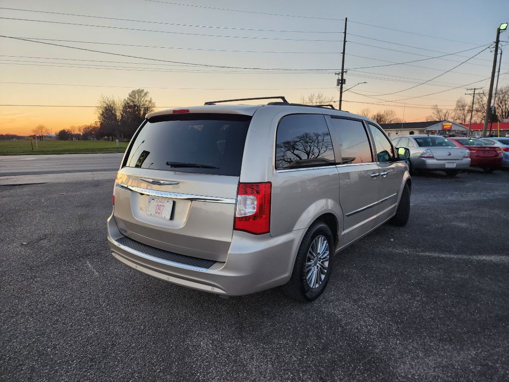2014 Chrysler Town & Country Image 4