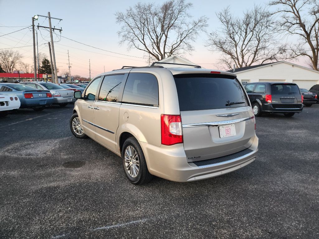 2014 Chrysler Town & Country Image 7