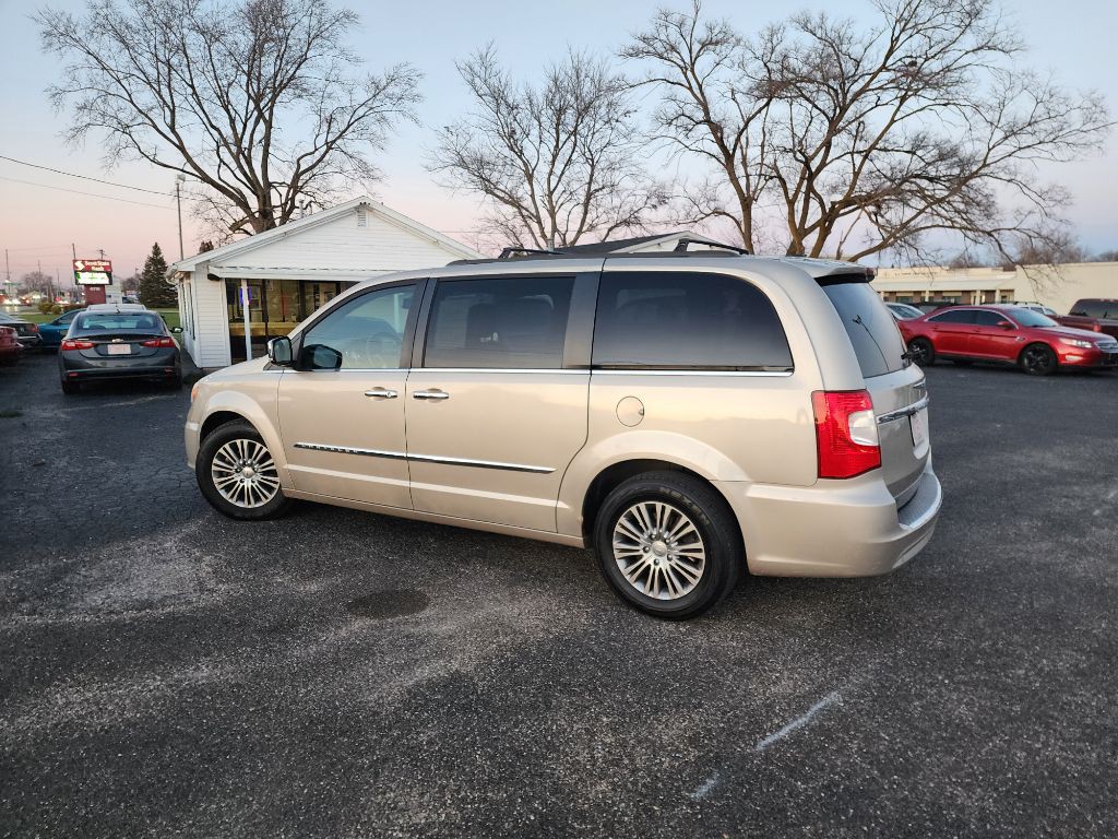 2014 Chrysler Town & Country Image 8