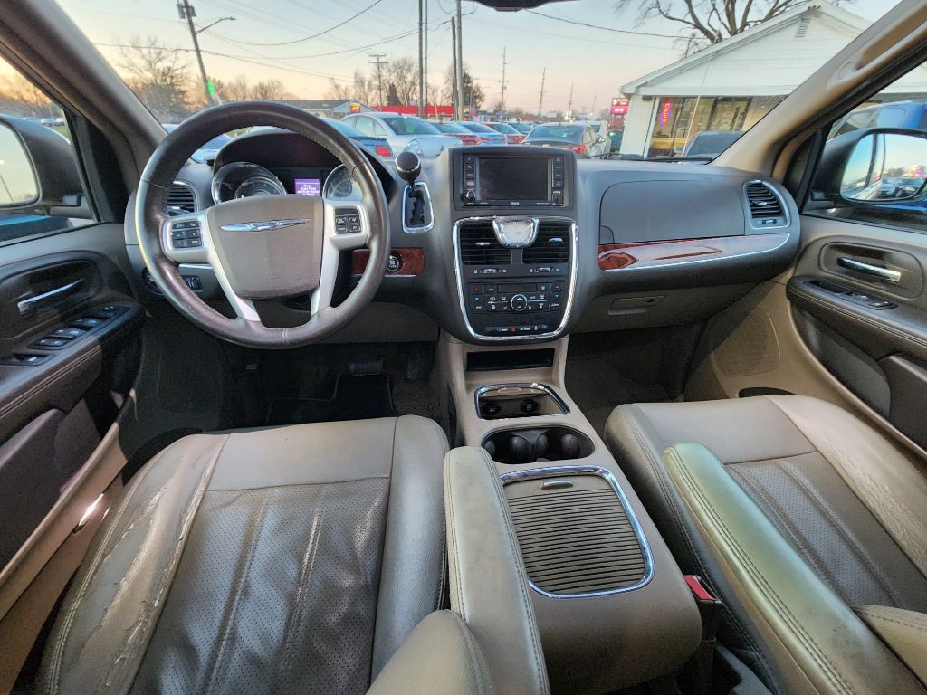 2014 Chrysler Town & Country Image 13