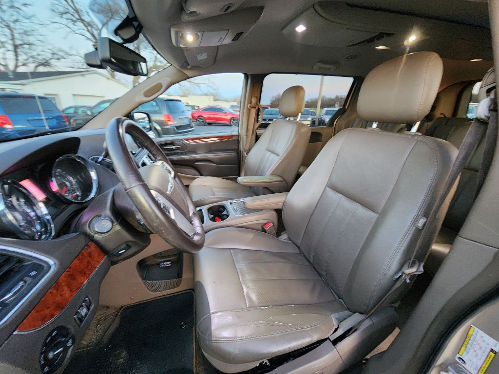 2014 Chrysler Town & Country Image 14