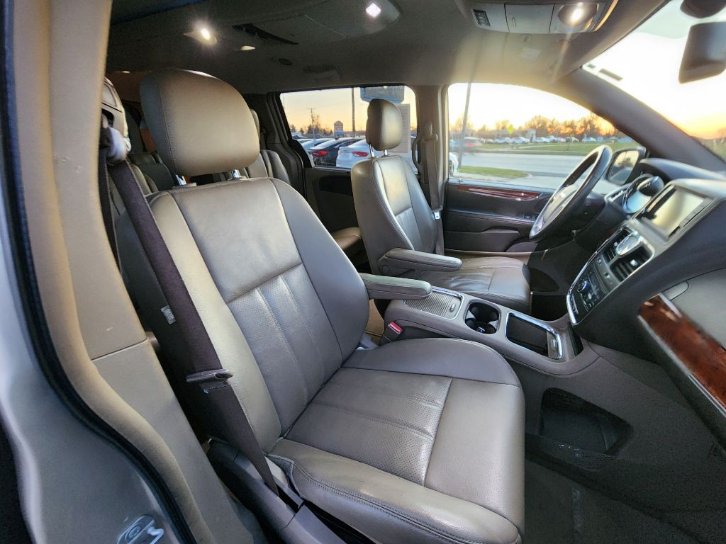 2014 Chrysler Town & Country Image 15