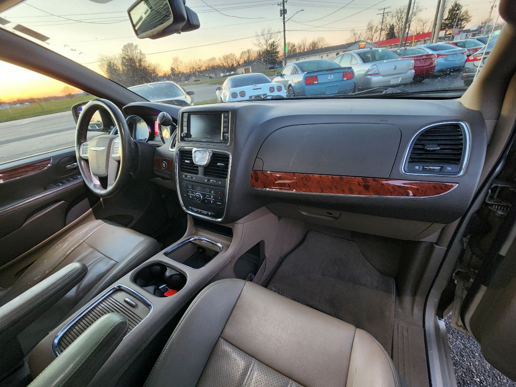 2014 Chrysler Town & Country Image 16