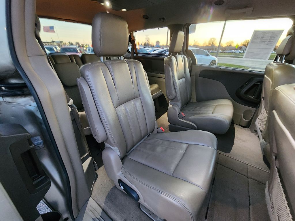 2014 Chrysler Town & Country Image 17