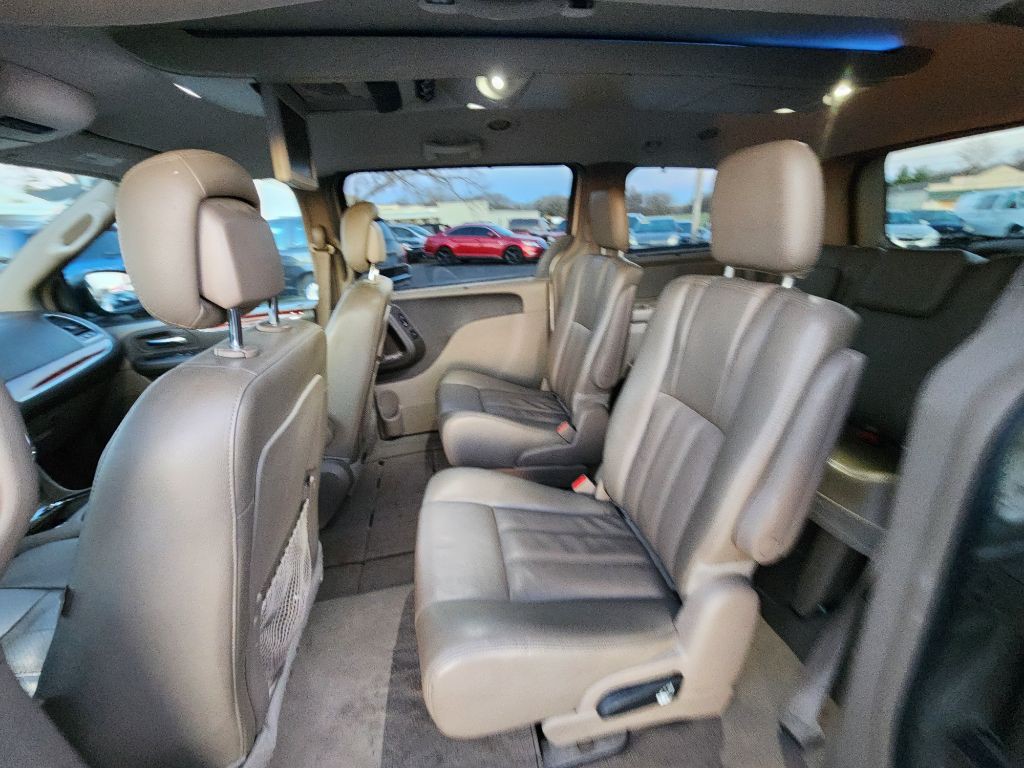 2014 Chrysler Town & Country Image 18