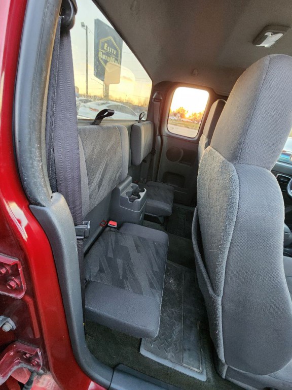2004 Chevrolet Colorado Image 18