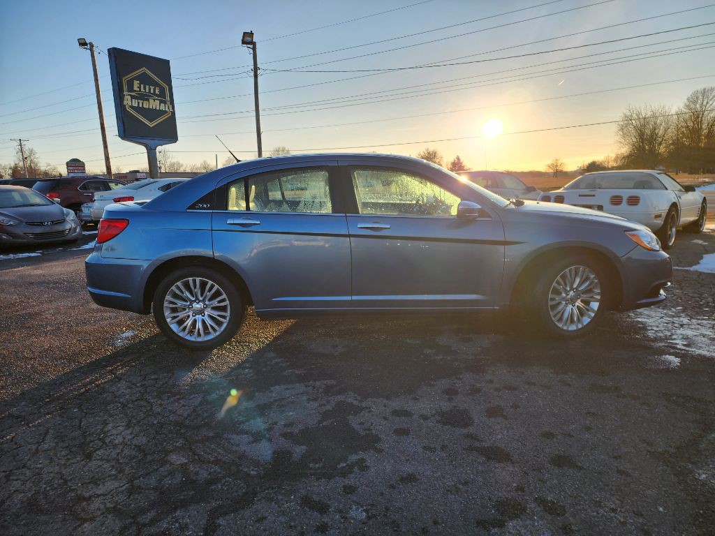 2011 Chrysler 200 Image 3