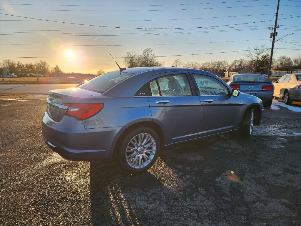 2011 Chrysler 200 Image 4