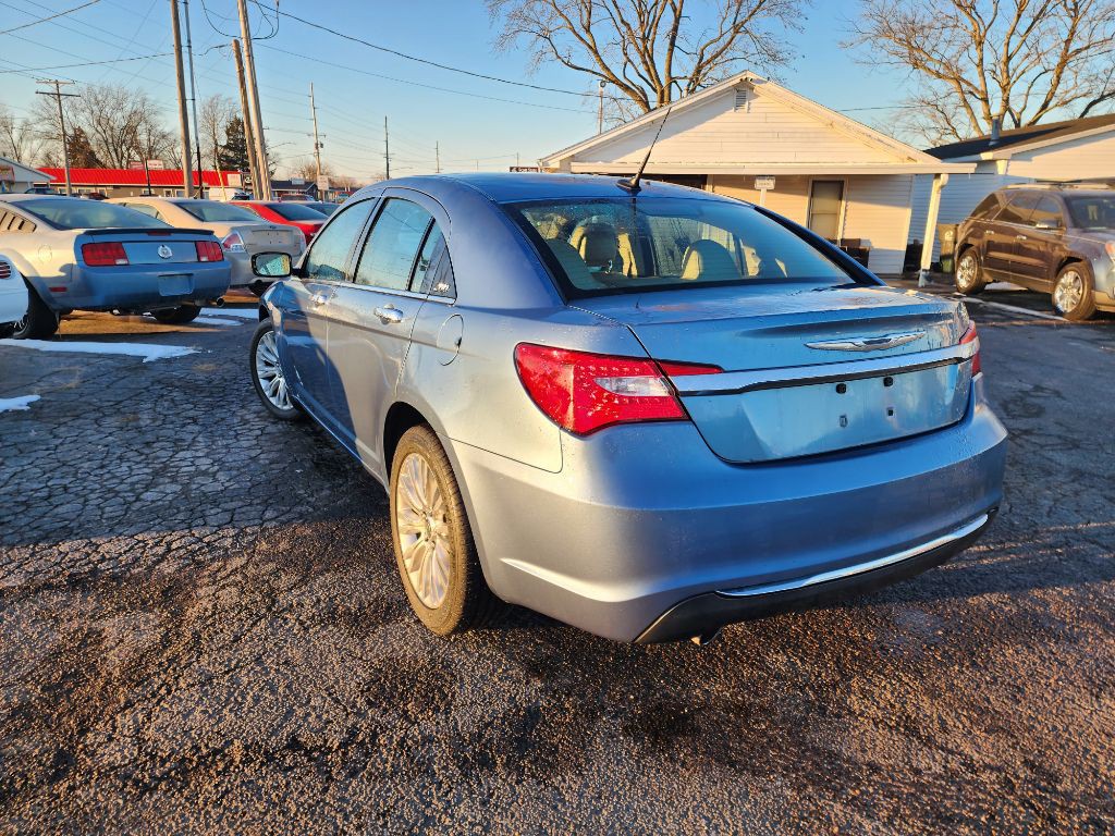 2011 Chrysler 200 Image 5