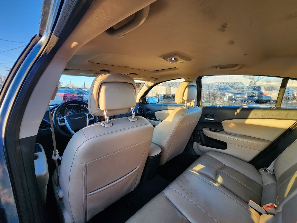 2011 Chrysler 200 Image 16