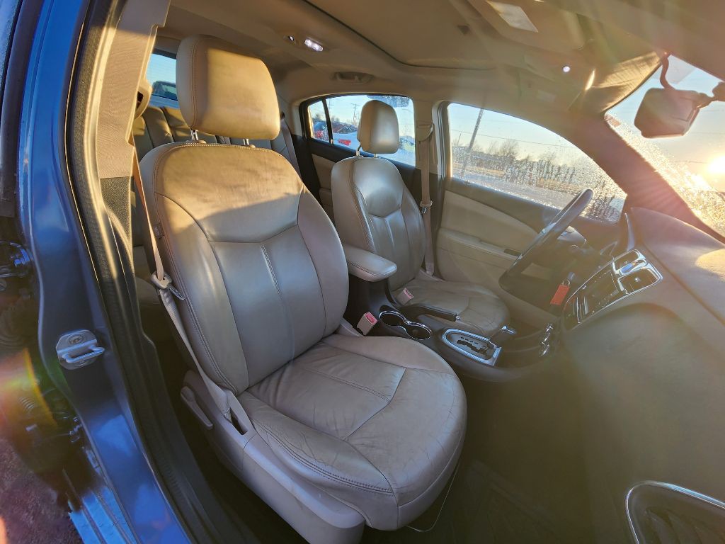 2011 Chrysler 200 Image 19