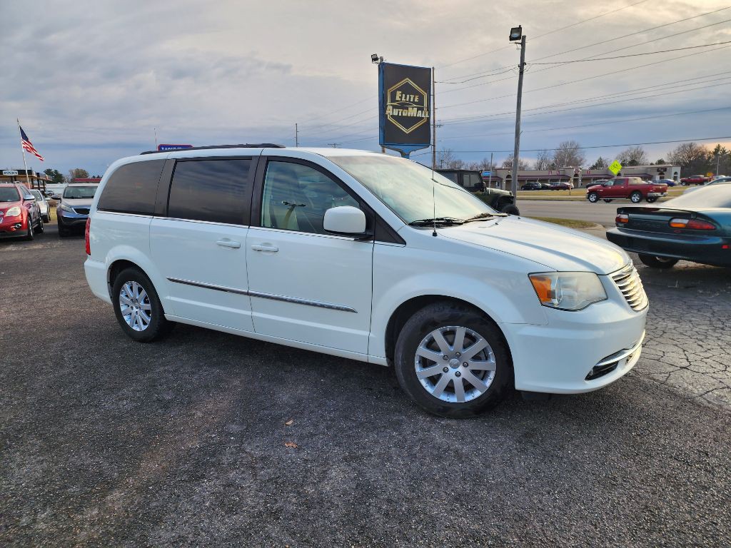 2013 Chrysler Town & Country Image 2