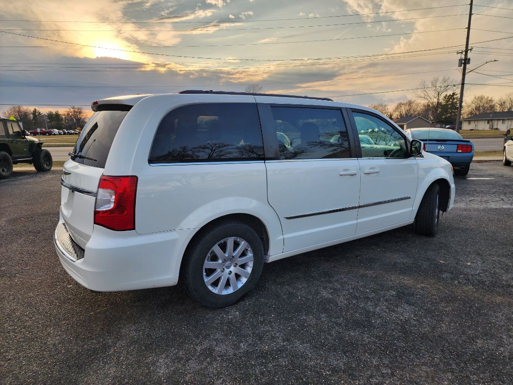 2013 Chrysler Town & Country Image 3