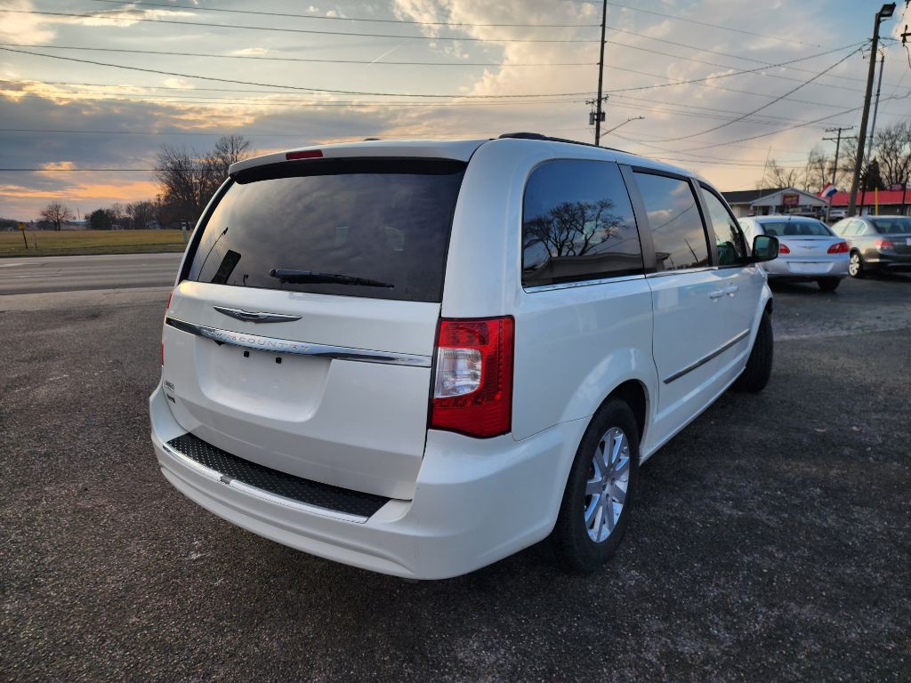 2013 Chrysler Town & Country Image 4