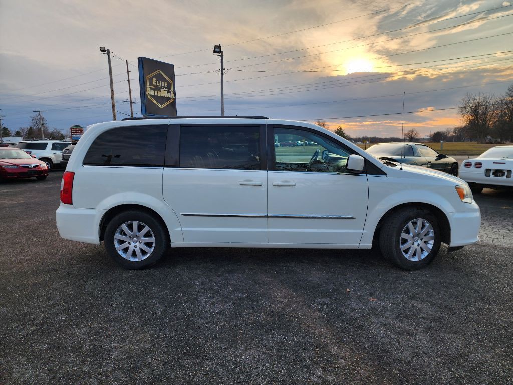 2013 Chrysler Town & Country Image 5