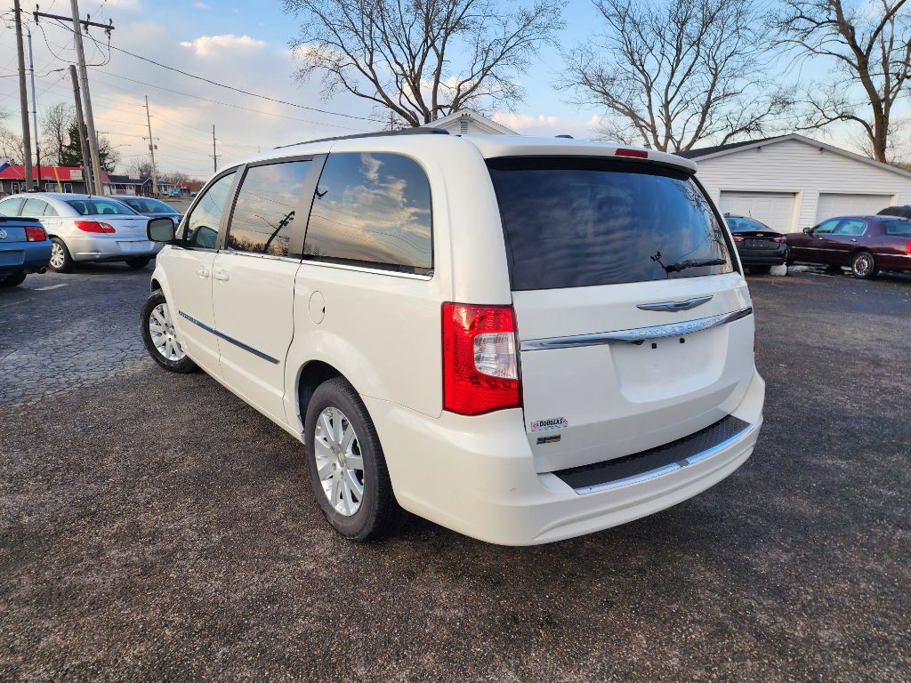 2013 Chrysler Town & Country Image 6