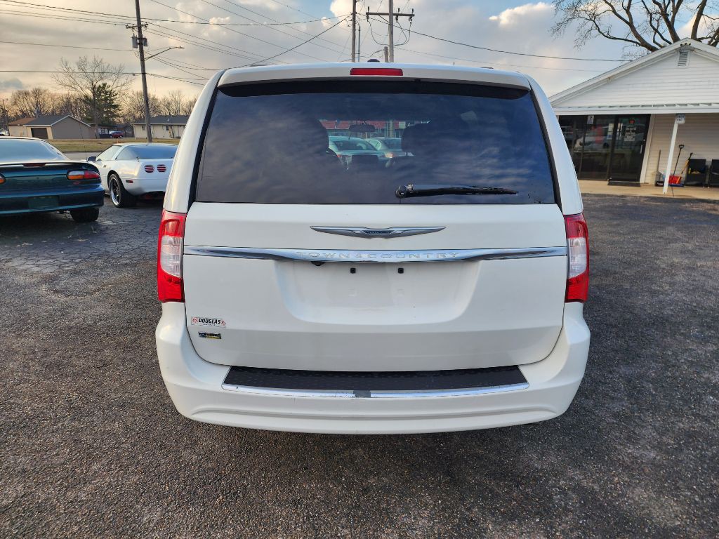 2013 Chrysler Town & Country Image 7