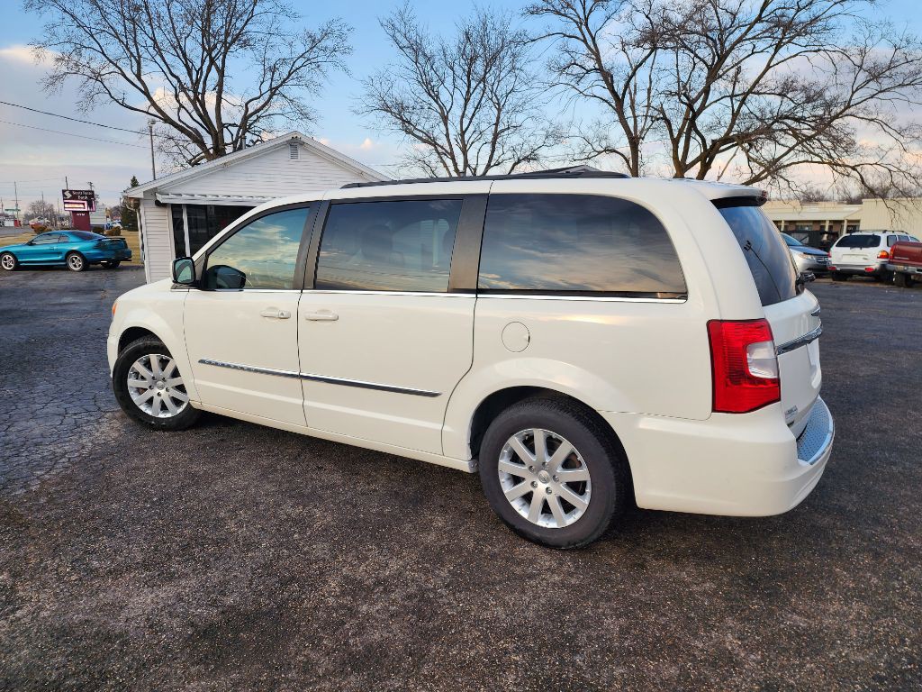 2013 Chrysler Town & Country Image 8