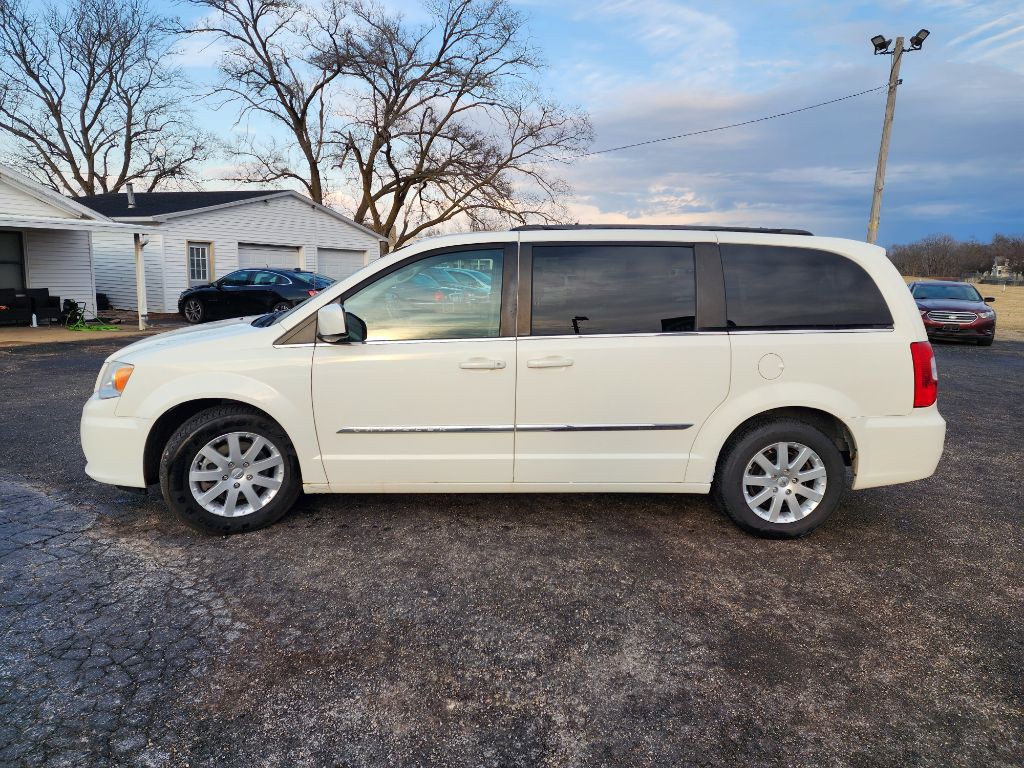 2013 Chrysler Town & Country Image 9