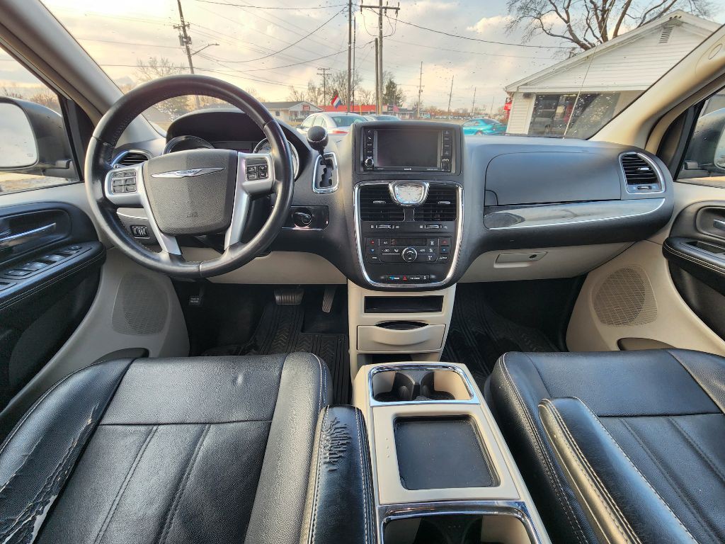 2013 Chrysler Town & Country Image 13