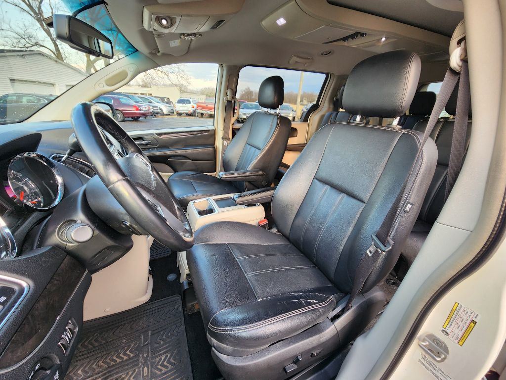 2013 Chrysler Town & Country Image 14