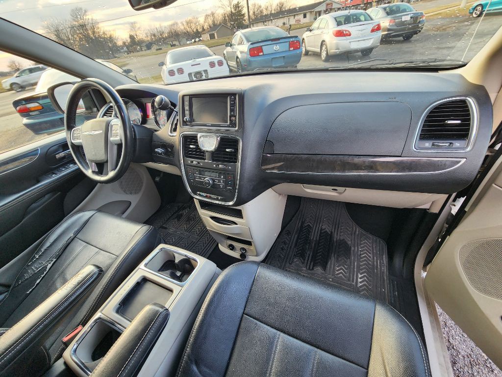 2013 Chrysler Town & Country Image 15