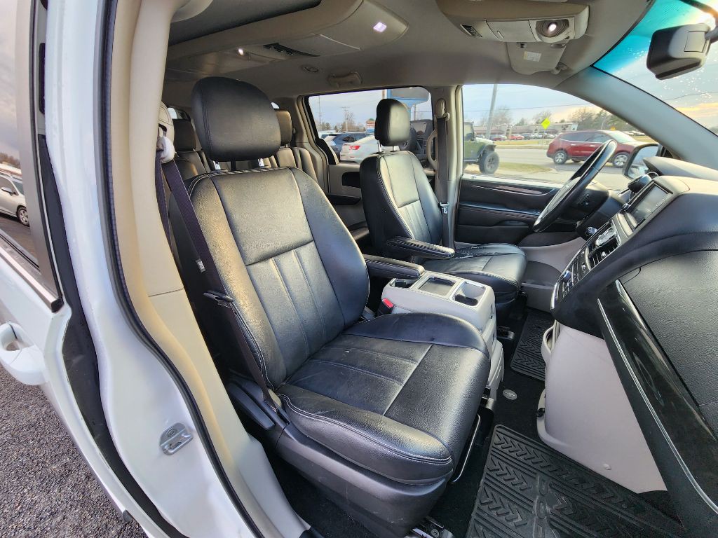 2013 Chrysler Town & Country Image 16