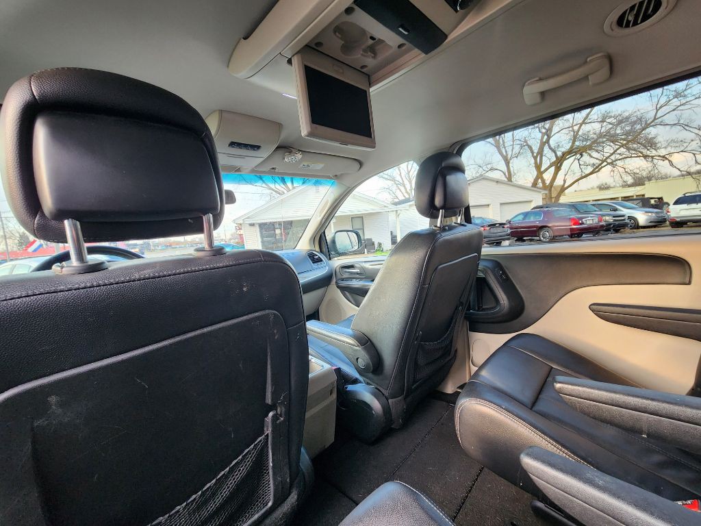 2013 Chrysler Town & Country Image 18