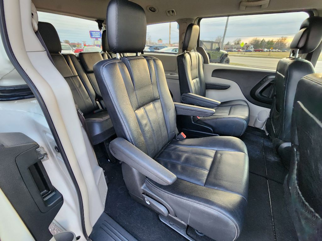 2013 Chrysler Town & Country Image 19